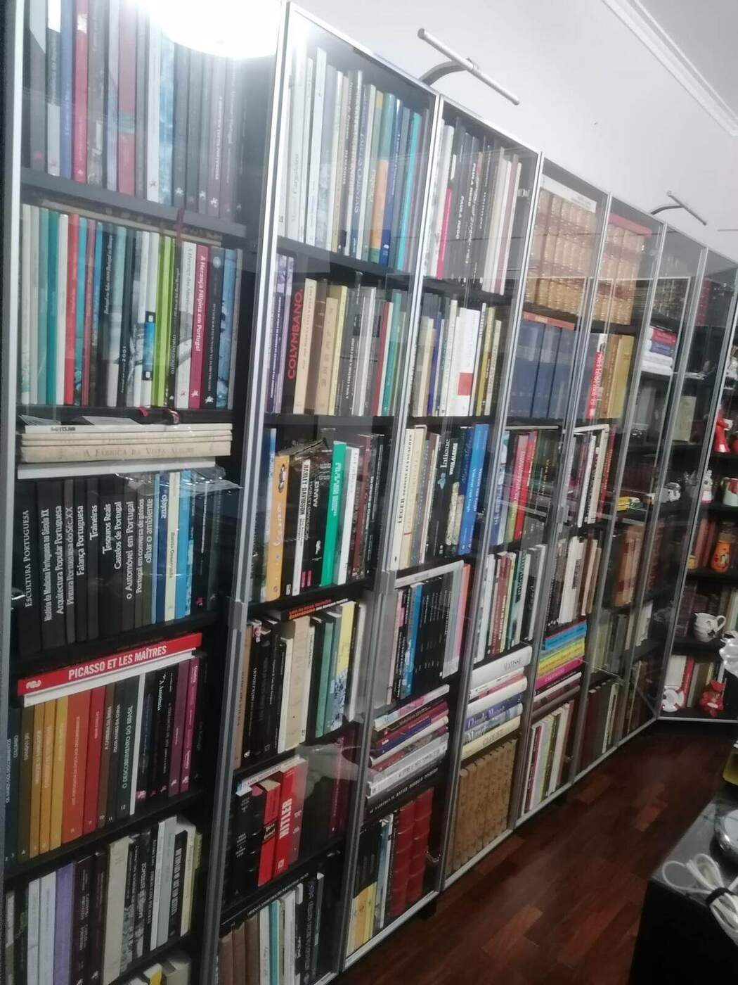 Perspectiva de uma biblioteca com estantes cheias de livros