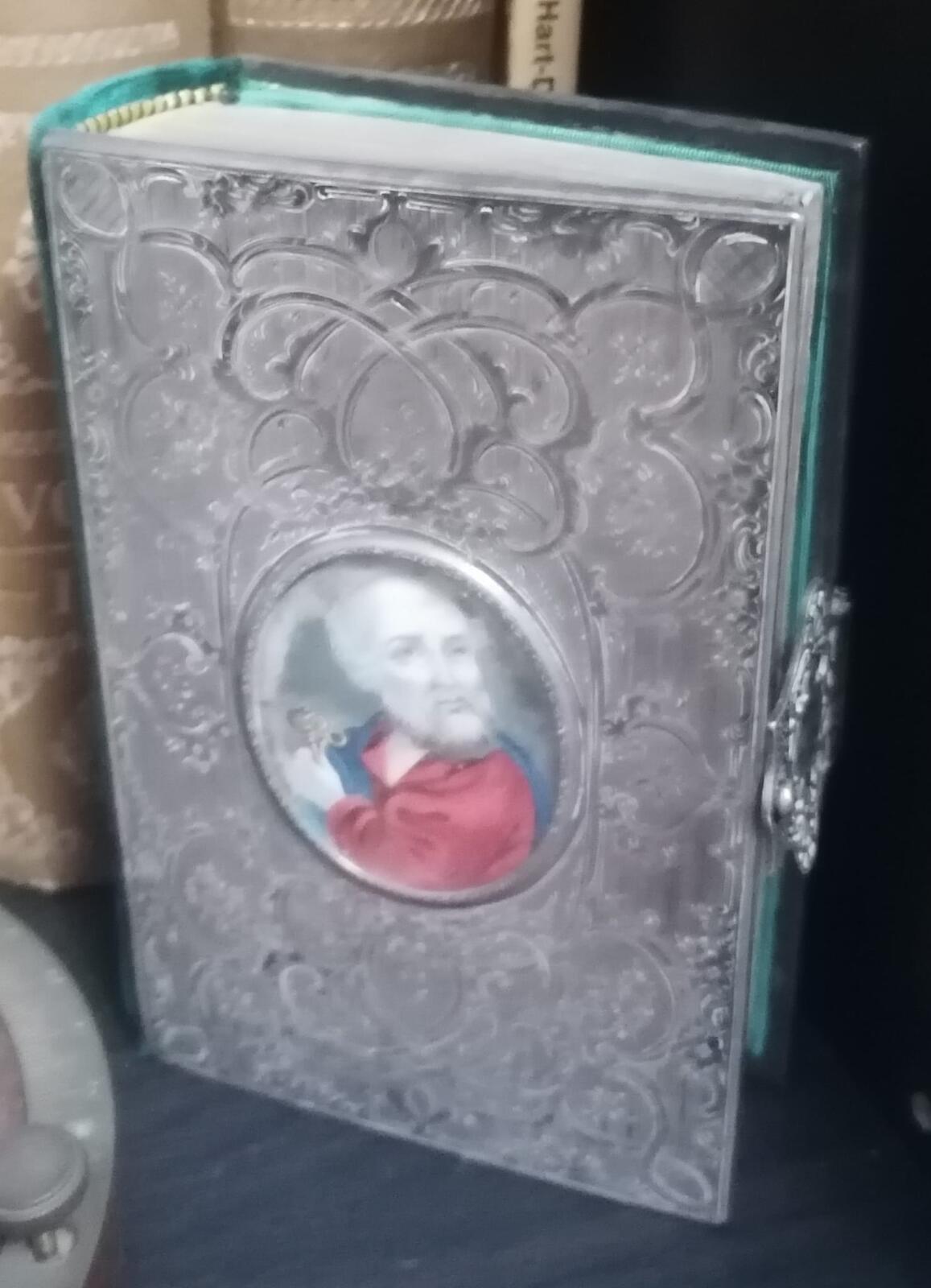 Capa ornamentada de um livro antigo