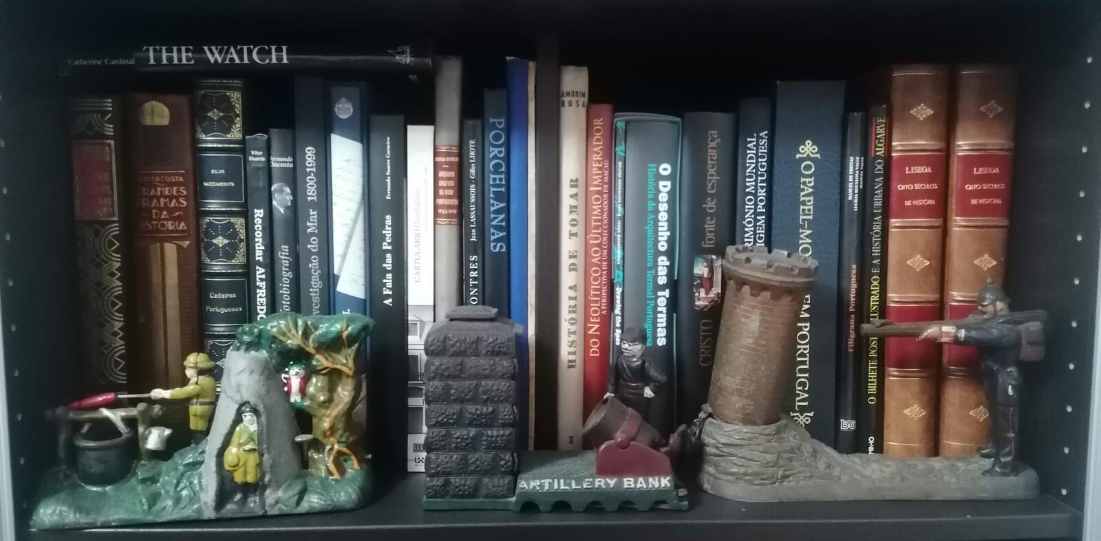 Livros e objectos numa prateleira