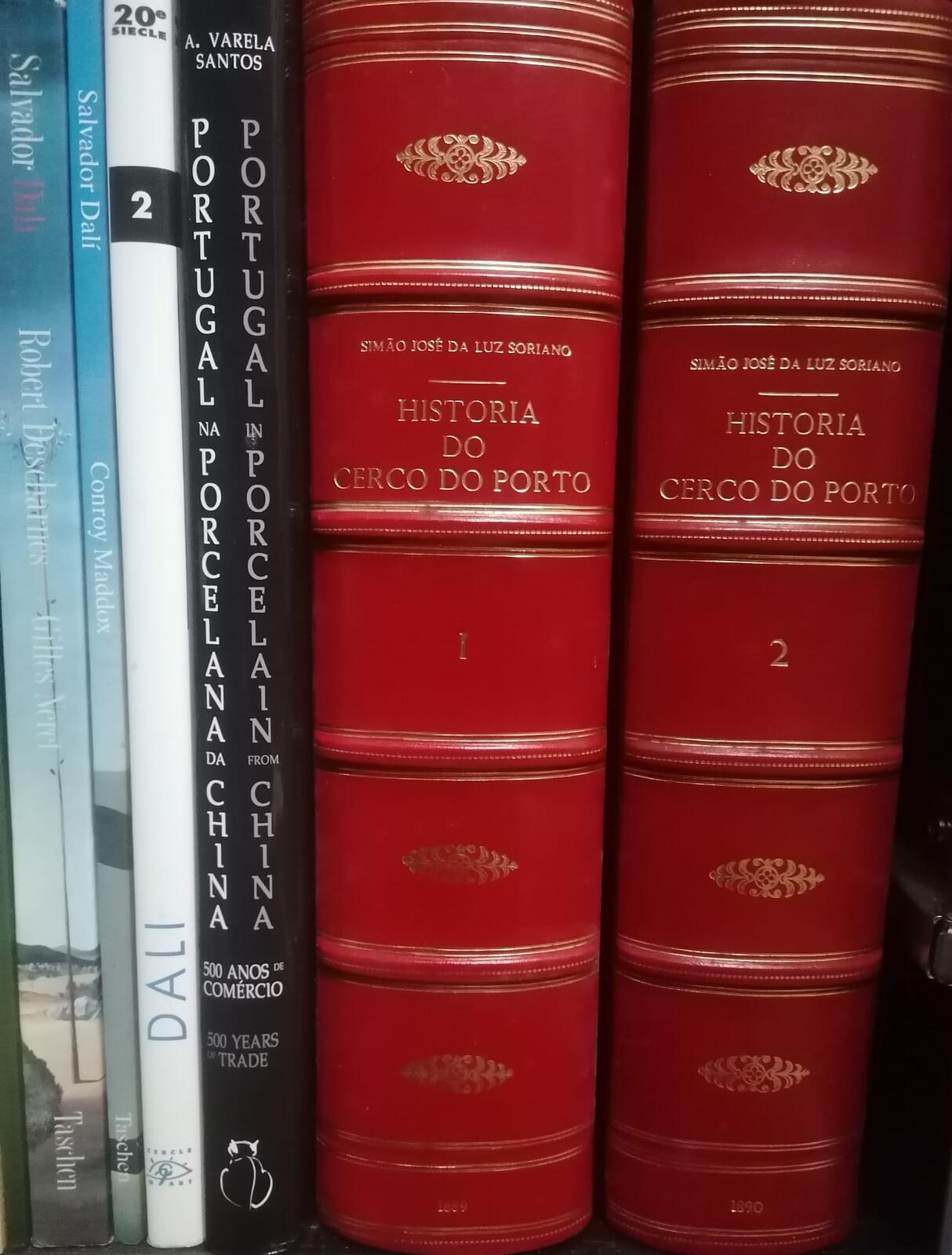 Encadernações de livros vermelhos