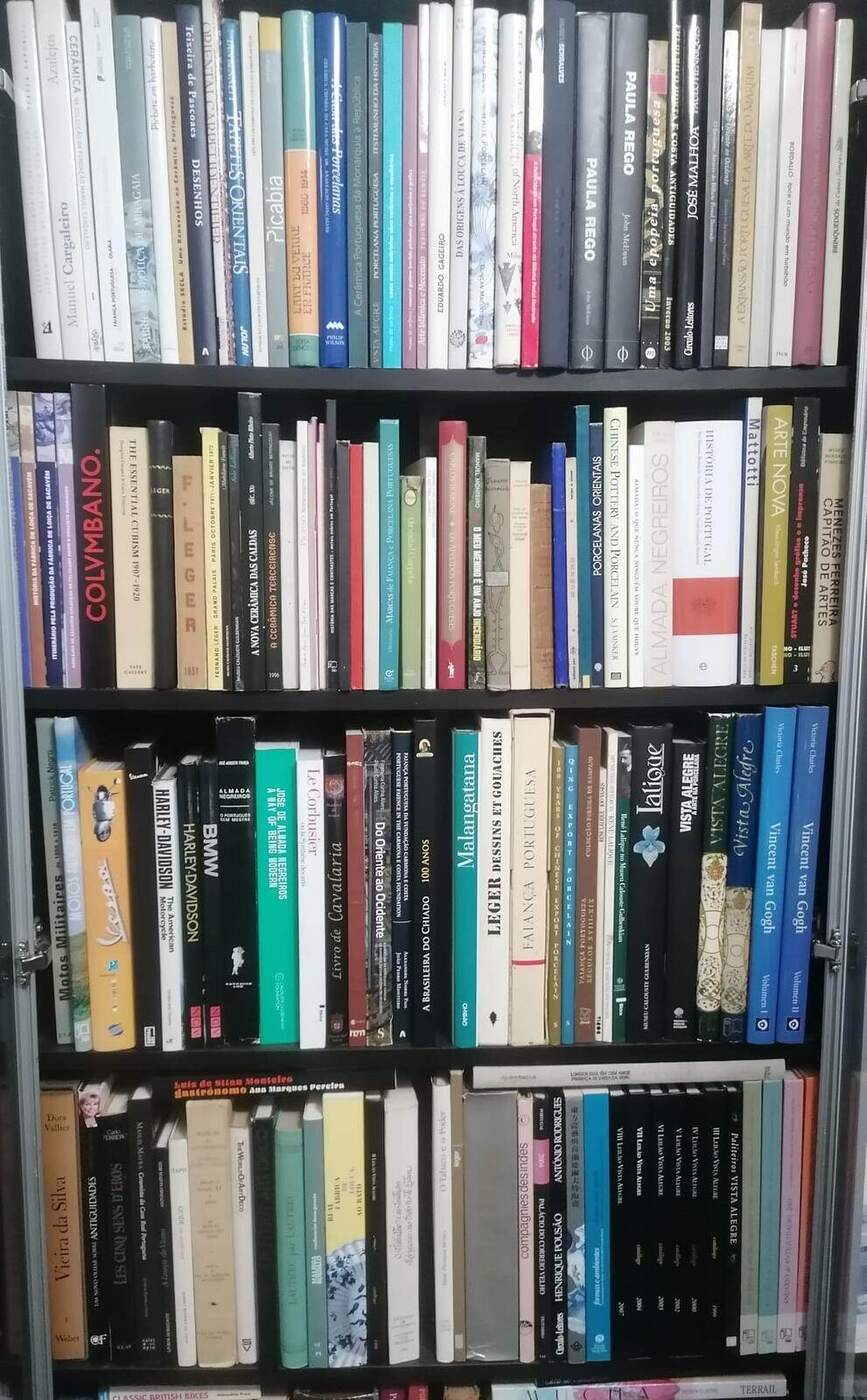 Estantes preenchidas com colecções de livros