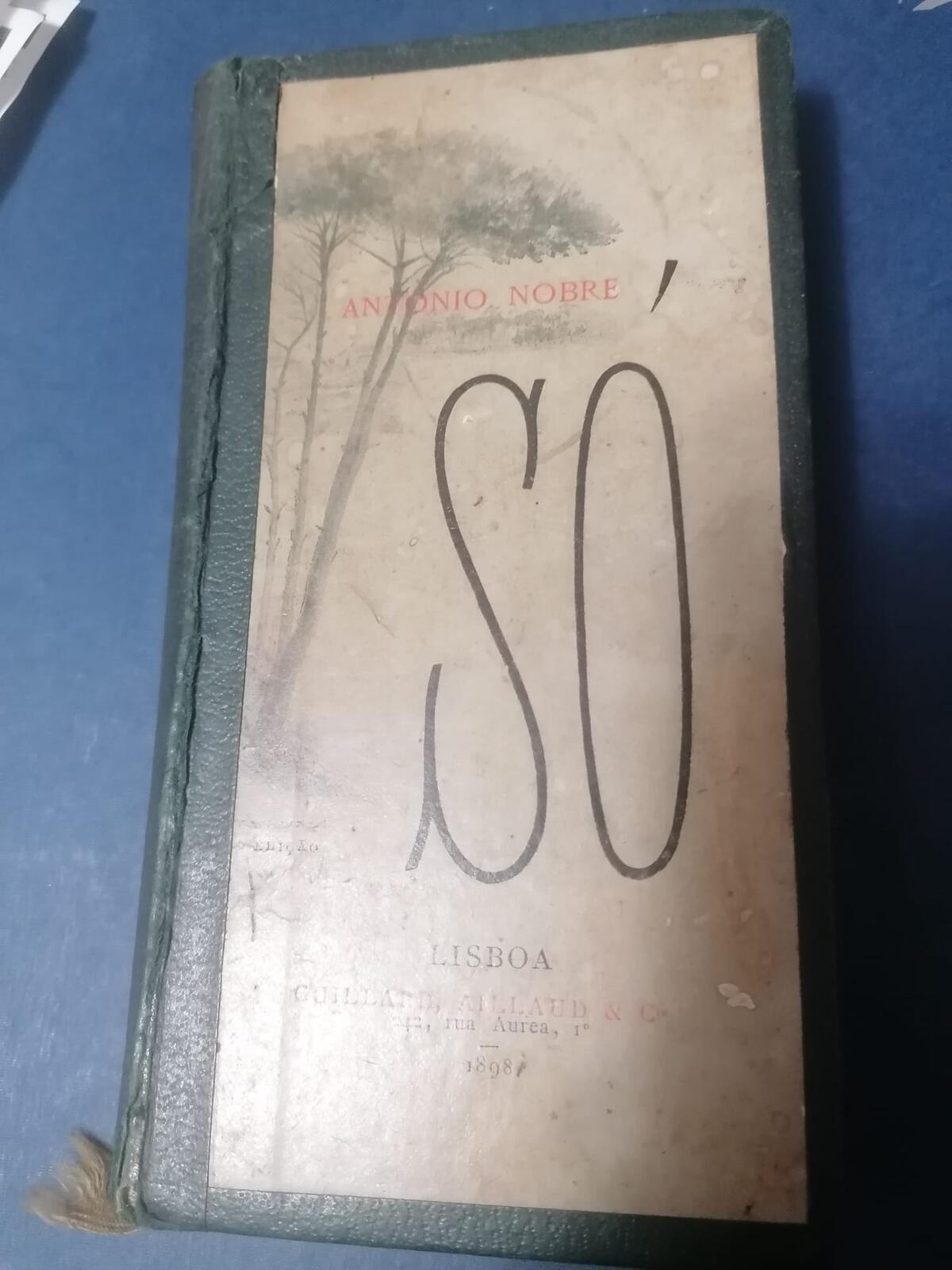 Livro de arte com capa ilustrada