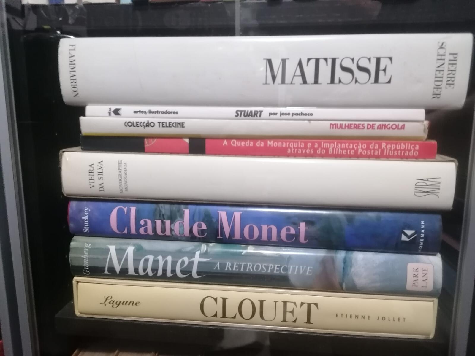 Livros de arte de Matisse, Monet e Manet numa estante