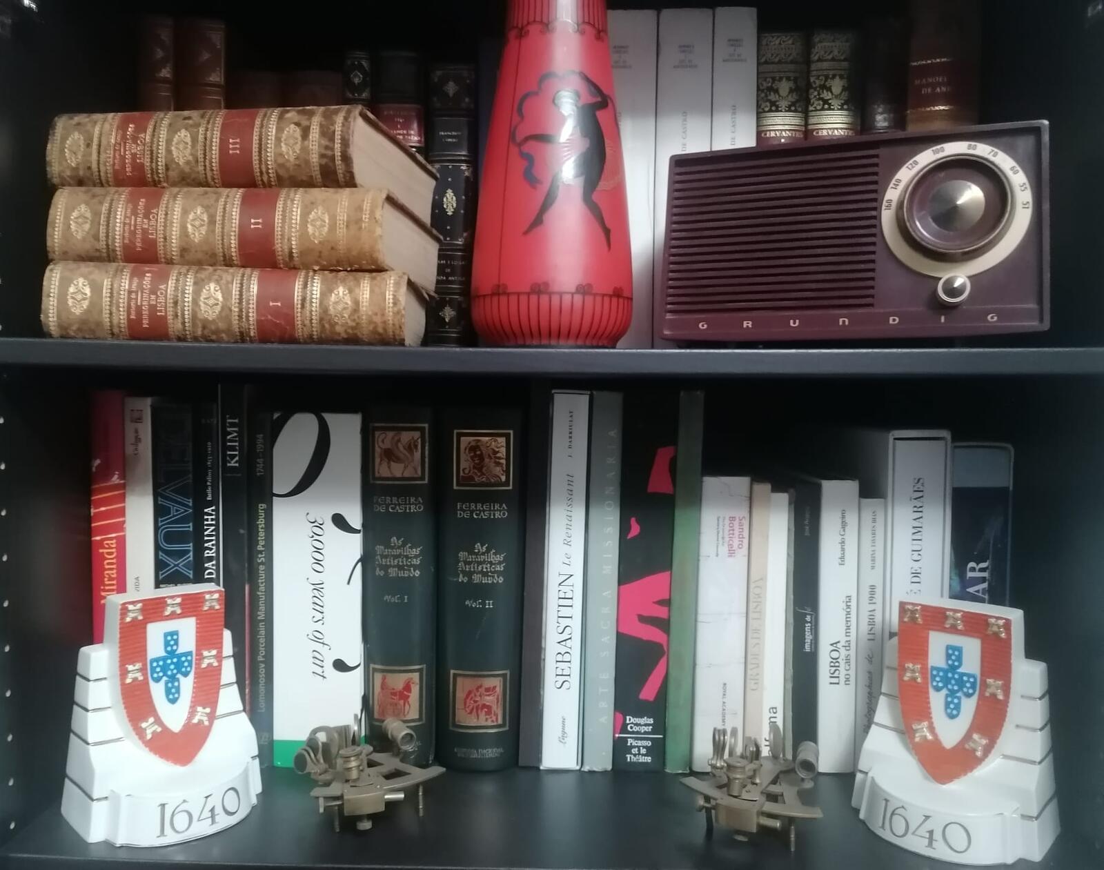 Livros e objectos de colecção numa estante